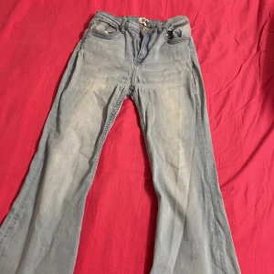 Bootcut ljusblå jeans från 157 - Ljusblå jeans från 157 bootcut-ben. Har använt ett par gånger men passar inte så bra längre. pris kan diskuteras!