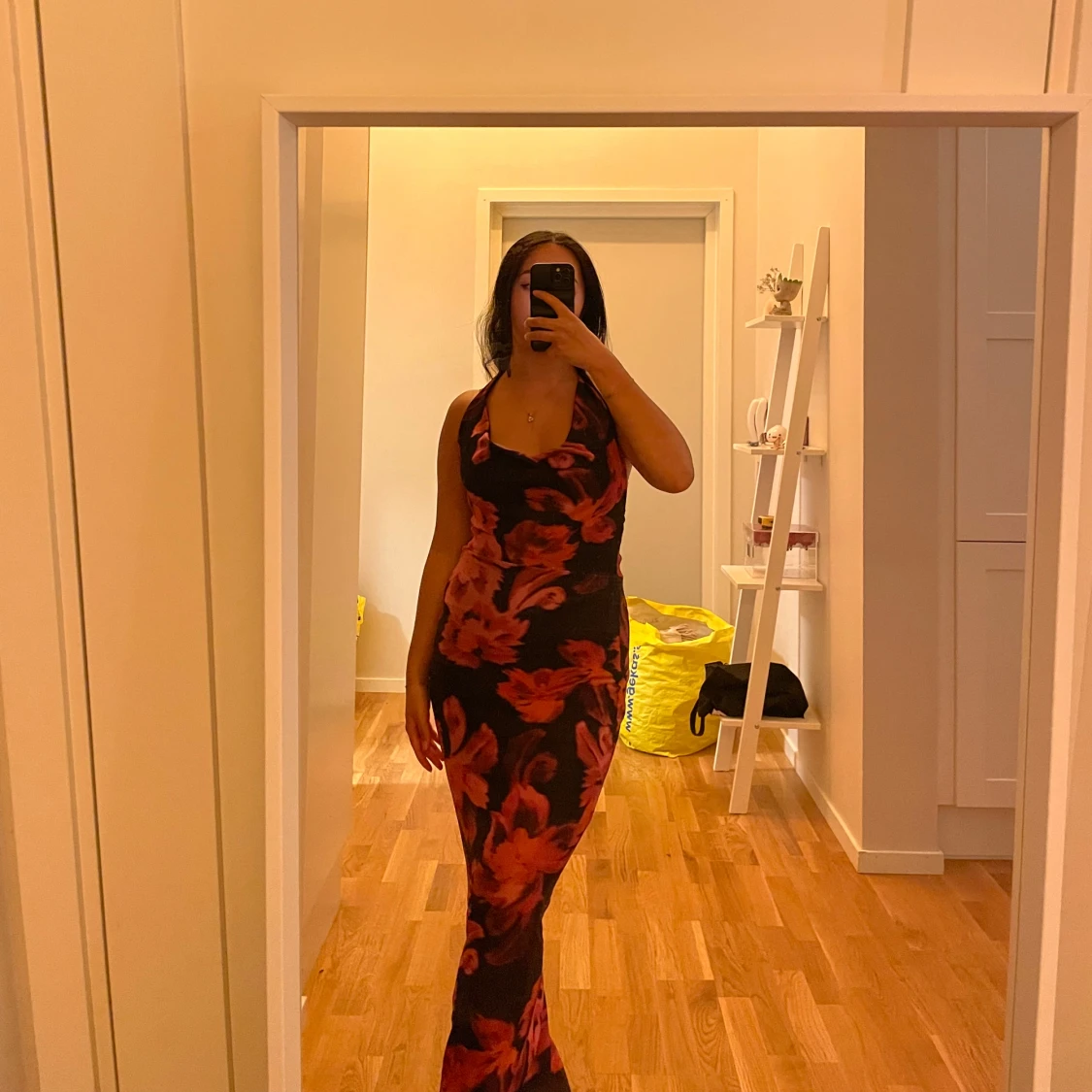 Lång blommig klänning med halterneck