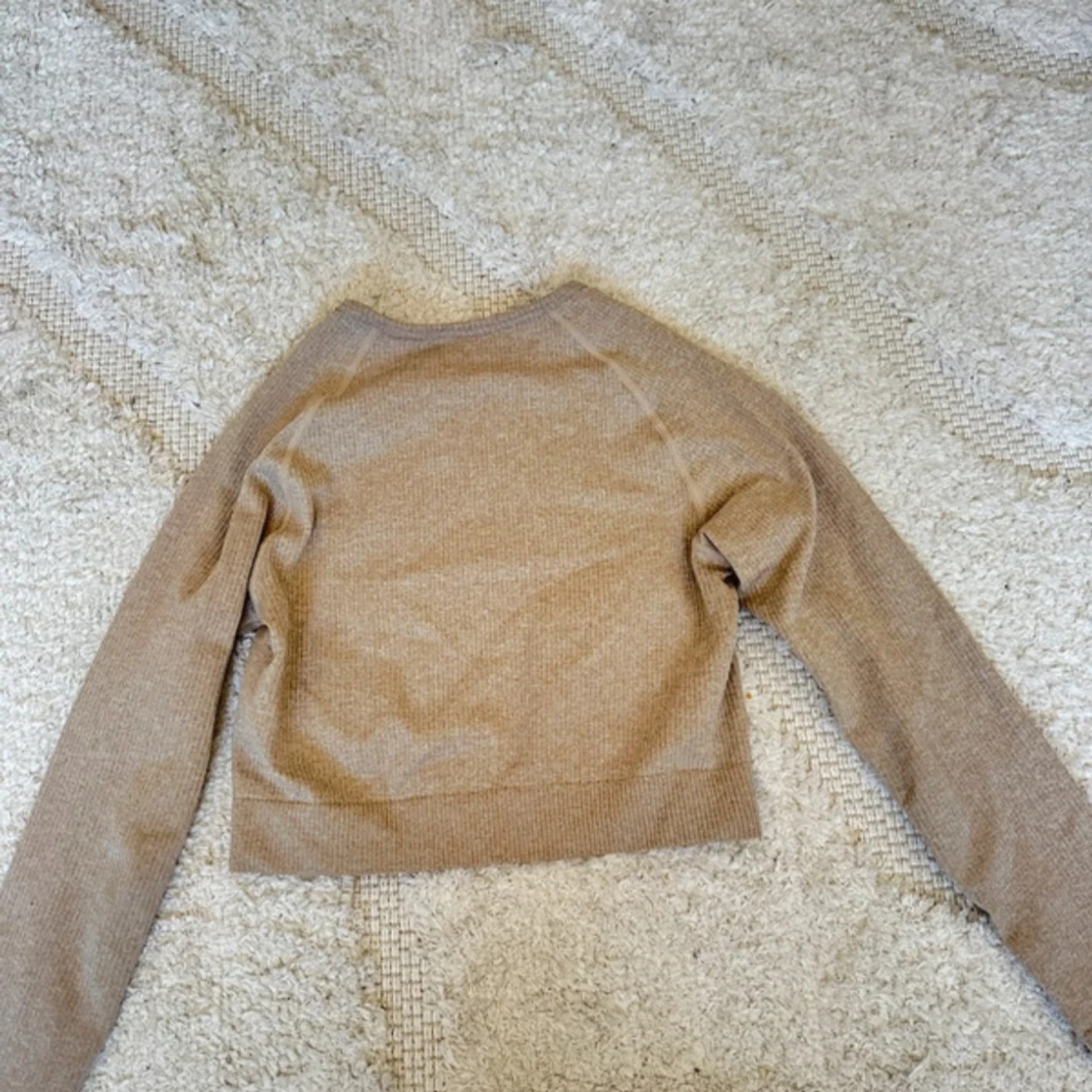 Beige croppad långärmad topp  - 1