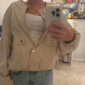 Beige cropped vindjacka med guldknappar - Beige Zara jacka!! Super snygg!! Aldrig använd❣️❣️