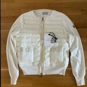 Moncler cardigan dam  - Kvitto finns . Använd få gånger . Fraktar samma dag som köp 