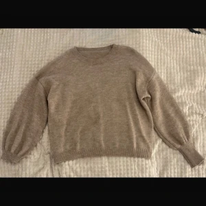  stickad tröja - Stickad tröja ifrån SHEIN i storlek S. Färgen är mellan brun och beige och den har aldrig används!🤗 Finns tillgänglig i Skövde, Borås & Värnamo❤️