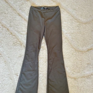 Bruna bootcut byxor - Grå byxor likt kostymbyxor jag är 160cm så dessa byxor va lite för långa för mig därav märkena längre ner på benen. Men jag tänker att jag lägger ut dem ändå om nån kanske vill sy upp dem 🤷🏻‍♀️  Jag finns tillgänglig i Skövde, Borås & Värnamo om ni vill mötas istället för att betala frakt🙈❤️🥰