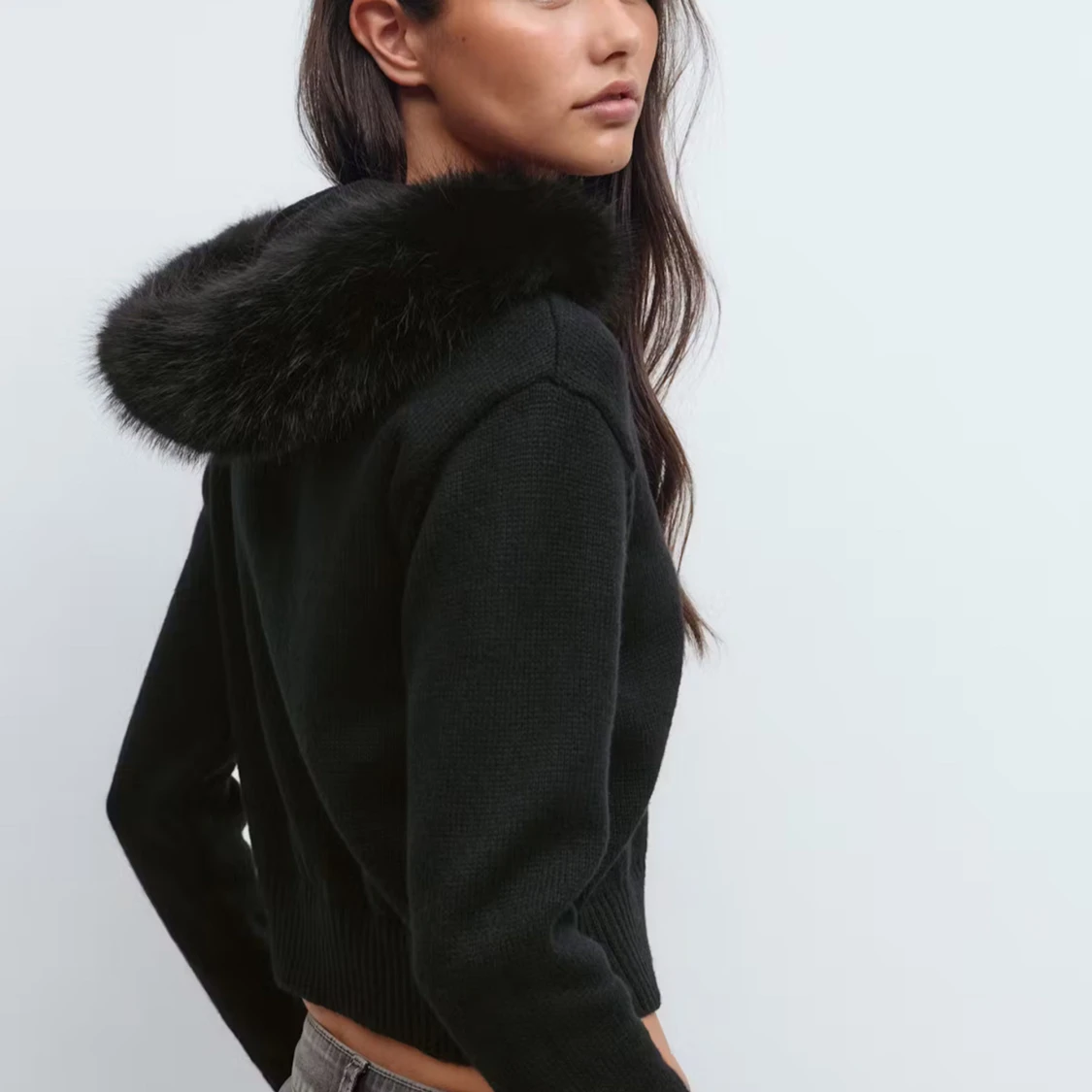 Svart stickad hoodie med fuskpäls