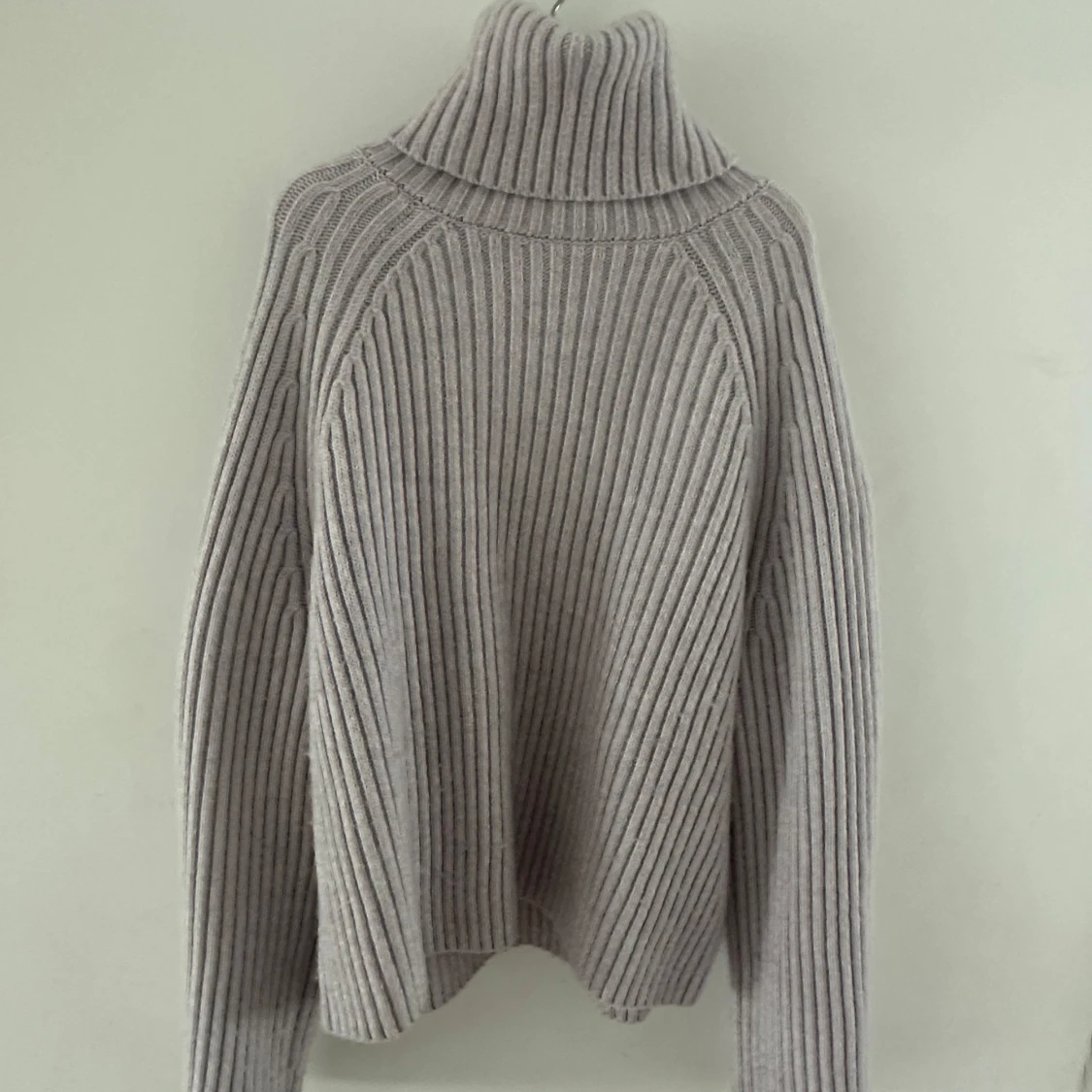 Ljuslila ribbad polotröja från H&M