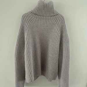 Ljuslila ribbad polotröja från H&M - Säljer en ljuslila ribbstickad polotröja från H&M i storlek XS. Perfekt för en kallare höstkväll🥰säljer den då den inte kommit till användning💕