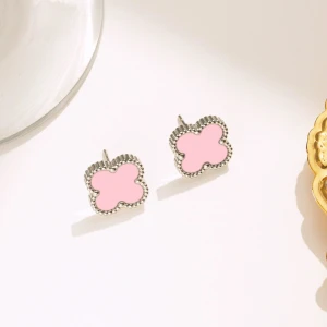 Snygga silverfärgade örhängen med rosa fyrklöver-design - Trendiga och eleganta örhängen i silverfärg med söt fyrklöverformad design och rosa detalj. Perfekta både till vardags och fest!