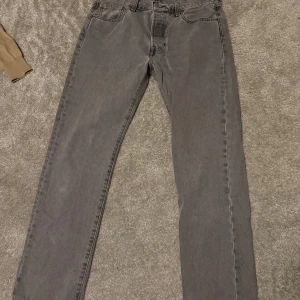 Levi's 501 jeans  - Mörkgrå Levis 501 i perfekt skick. Storlek 32/32
