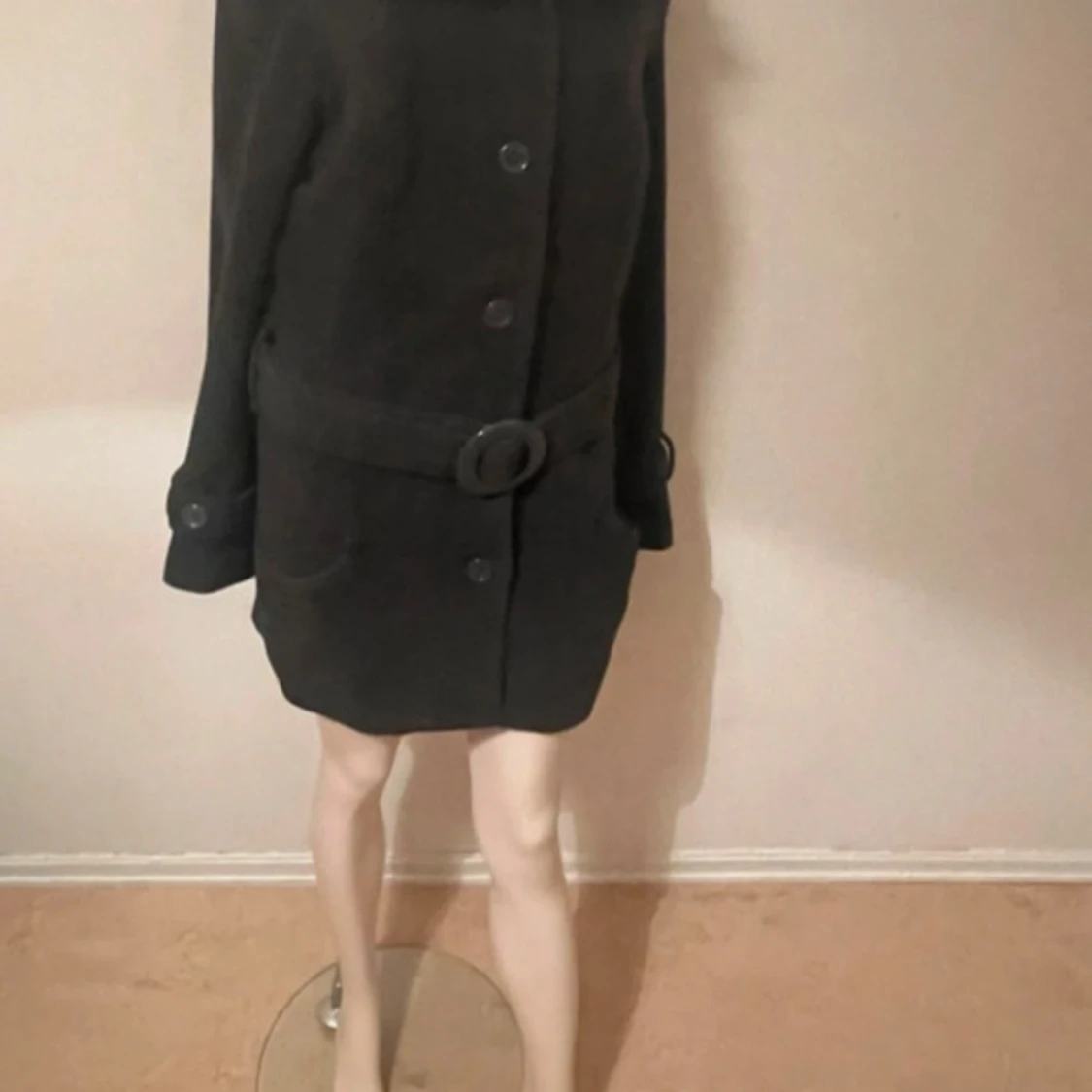 Svart kappa med bälte och knappar - 3