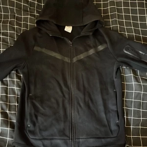 nike teech svart set - svart set från nike,Det är bra kvalité men på byxorna är dom lite sönder. men det är inget man tänker på