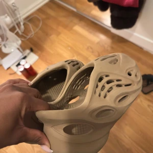 Beige adidas Yeezy Foam Runner - Säljer ett par beige adidas Yeezy Foam Runner. Små i storlek. Storlek 41,5 (vanligtvis 38/39)