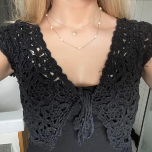 Svart bolero - Svart stickad bolero med glitter❤️ sparsamt använd och inga defekter!!