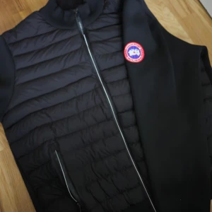 Canada gosse cardigan - Säljer en stilren cardigan som är för stor för mig står xl men är typ stor L passformen är bra på kroppen men armarna är lite för stora pris kan diskuteras vid snabbaffär