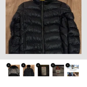 Svart dunjacka Parajumpers Sheen - Säljer en svart dunjacka från Parajumpers, modell Sheen. Jackan har en quiltad design, hög krage, dragkedja framtill och ikonisk gul detalj vid halsen. Insidan är grå och jackan har ribbade muddar. Perfekt för kalla dagar och riktigt snygg streetstil.