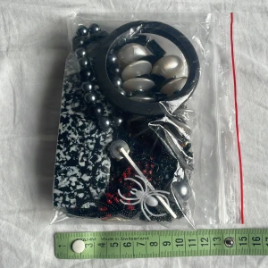 Mystery jewelry bag - Mystery jewelry bag med svartfärgade smycken. Innehåller armband, halsband, håraccessoar, ring, örhängen💕