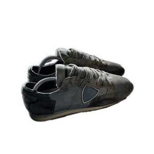 Philippe Model trainers med camo-detaljer - Sneakers från Philippe Model i beige och grå toner med coola camouflage-detaljer på hälen. Skorna har snörning, rund tå och platt sula. Materialmix av mocka, skinn och textil ger en schysst urban vibe. Perfekta för dig som gillar streetstyle och unika detaljer.