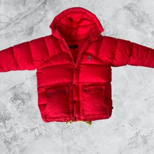 Röd dunjacka från Fjällräven XS (M) - Säljer en vintage dunjacka från Fjällräven i storlek XS. Jackan görs inte längre och är därför väldigt sällsynt. Jackan sitter inte som XS utan mer som M och är ett parfekt alternativ för vintern 