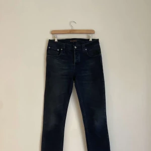 Nudie jeans Grim Tim  - Slim fit jeans 👖 det finns inga defekter på plagget som inte syns i bilderna. Produkten kan hämtas i Göteborg. Vi garanterar frakt inom 24h. Jeansen är tillverkade med premiummatrial vilket leder till att jeansen håller längre. Se köpet som en investering snarare än ett köp 😉
