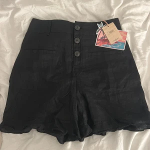Svarta linneshorts från Scotch & Soda - Snygga svarta shorts från Scotch & Soda i linne med prislappen kvar!💓