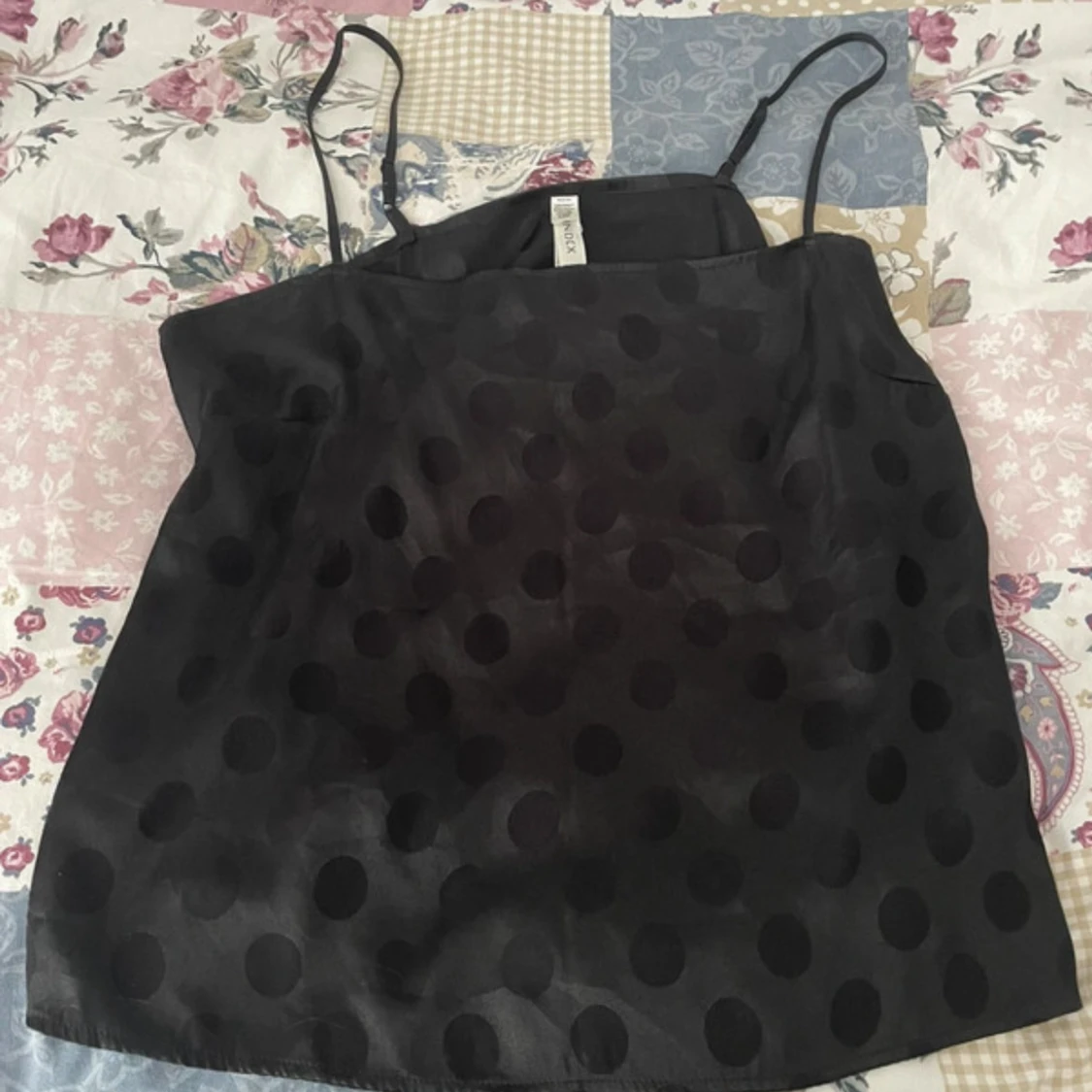 Svart prickig linnetopp från Lindex