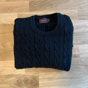 Kabelstickad tröja från Morris - |Säljer en stilren Kabelstickad tröja från Morris🤩|Den är perfekt nu för den kalla säsongen då den är lite tjockare 🥶| Storlek M 📏 | Mycket bra skick utan defekter ⭐️ | Skickar så snabbt som möjligt via PostNord eller Instabox ✉️ 📪|