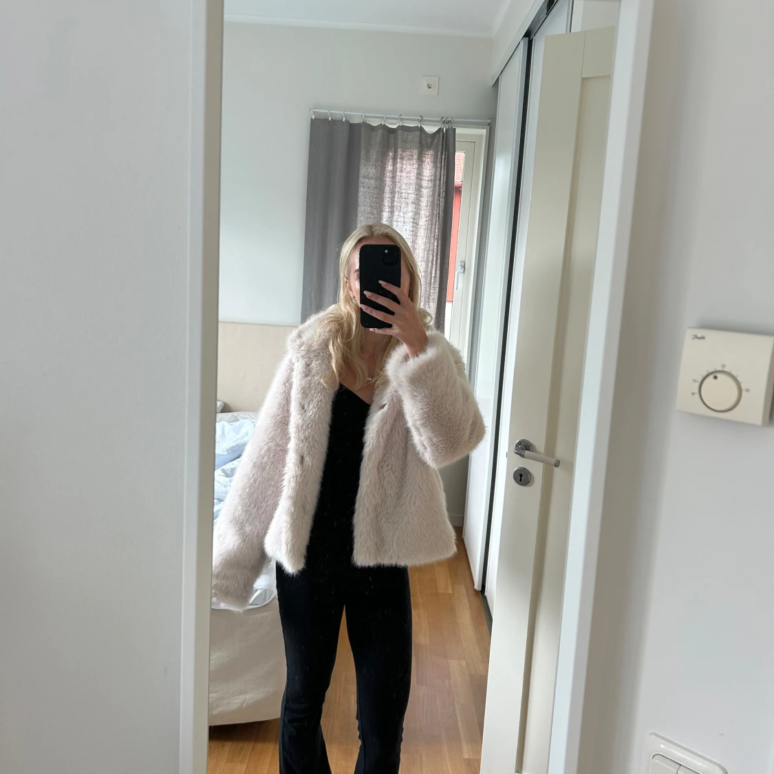 Beige pälsjacka från Vero Moda XS - 3