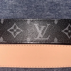 SVART MONOGRAM BÄLTE - Hej säljer nu mitt svarta bälte i läder. Riktigt snyggt passar alla tillfällen. Storlek 120cm men man kan göra egna hål så att det passar för alla. Kom privat om frågor och pris kan diskuteras. Riktigt bra kvalite.