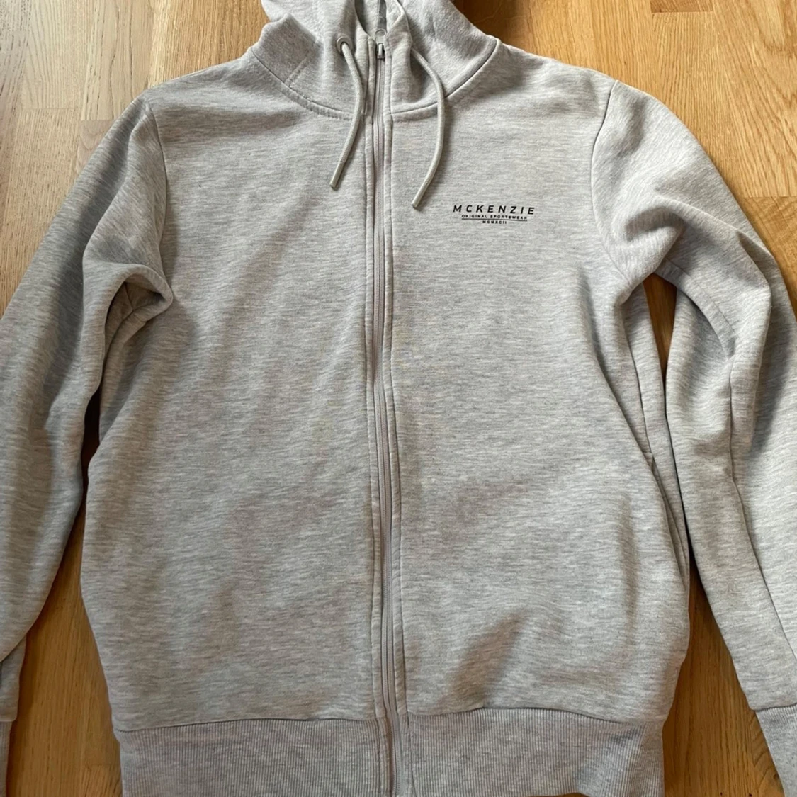 Ljusgrå hoodie från McKenzie