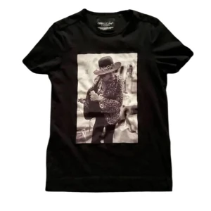 Limitato t-shirt - Säljer min Limitato t-shirt för den börjar bli liten Sjukt bra skick 10/10 Modellen är 173cm Box o kvitto medföljer Nypris 1800 Pris är inte hugget i sten