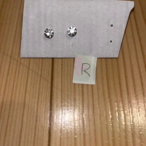 Korvakorut - Valkoiset/läpinäkyvät timantti korvakorut. Desinfioitu ja puhdistettu käytön jälkeen. Eläintalous MMM, lisätietoja saa kysymällä Katsothan myös muut ilmoitukseni Tarjoa 