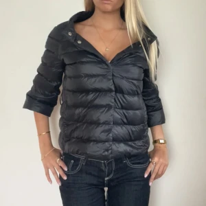 Svart Herno liknande jacka  - FÖLJ FÖR LIKNANDE PLAGG🩷 Super snygg höst/vinterjacka som är mycket lik Herno jackorna. Perfekt skick och fina detaljer. Det står storlek 42 men väldigt liten modell så passar en S utmärkt! Tryck köp nu! TK-0006