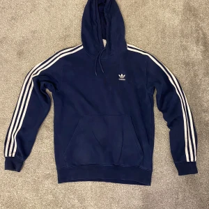 Mörkblå Adidas hoodie - Säljer en mörkblå hoodie från Adidas. Köptes ganska nyligen.