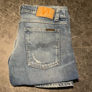 Ljusblå jeans från Nudie - Tja! Säljer ett par feta Nudie jeans med slitningar!    | W30 L30 |  Nypris: runt 1600 |  Gott skick, inget tecken på slitage | Hör av dig vid minsta lilla fundering!