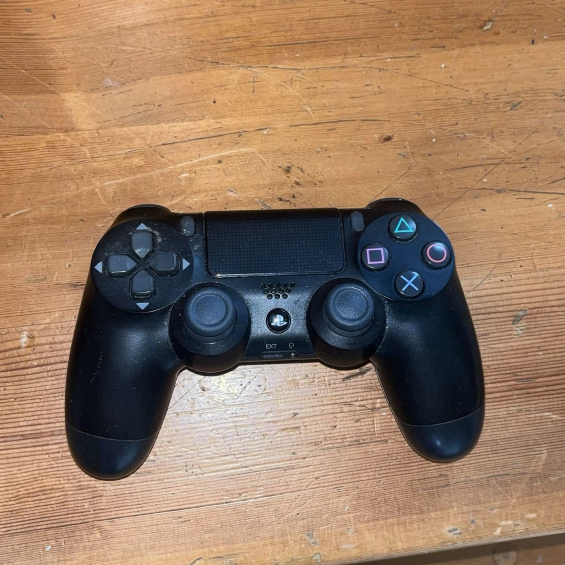 säljer en ps4 kontroll för 350kr