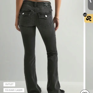 True Religion jeans - Säljer dessa BECCA MR BOOTCUT FLAP från True Religion💓. Slutsålda i alla storlekar på Nelly. Använda 2 gånger, men finns en liten tråd lös på låret.