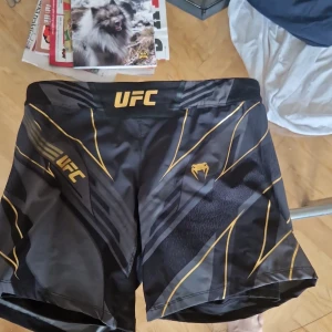Venum guld/svarta tränings shorts - köpta från jabb butiken i globen för 750 kr på rea,runt 2 månader gamla