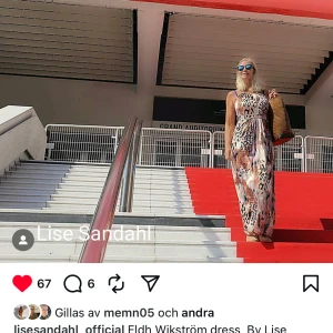 Leopardmönstrad långklänning Lise Sandahl - Snygg långklänning från Lise Sandahl med leopardmönster i beige, brunt och svart. Klänningen har halterneck och markerad midja, vilket ger en riktigt somrig och cool vibe. Perfekt för dig som vill sticka ut med ett djurmönster och en luftig passform.