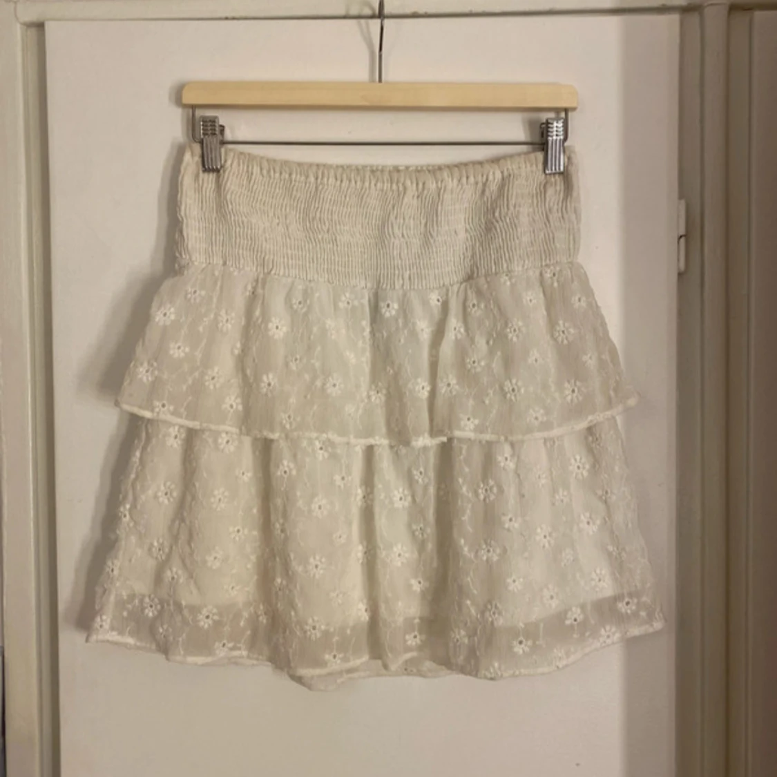 Vit volangkjol från Vero Moda