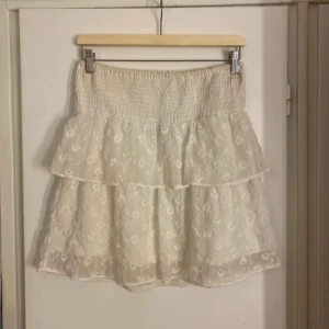 Vit volangkjol från Vero Moda - Säljer en söt blommig volangkjol från veromoda 🌸hör av dig om du har några frågor!