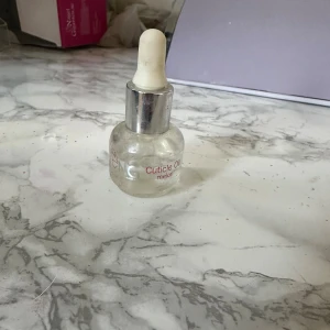 Nagelbands olja - Mycket kvar! Dock har den blekts av solen. Men fungerar lika bra. Säljer även fler nagel grejer så kika gärna! Kan fixa paketpris.
