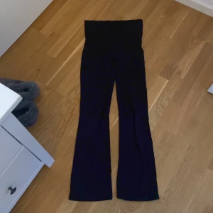 Svarta bootcut byxor Gina Tricot - Ett par svarta yoga pants från Gina tricot. Storlek 158-164❤️