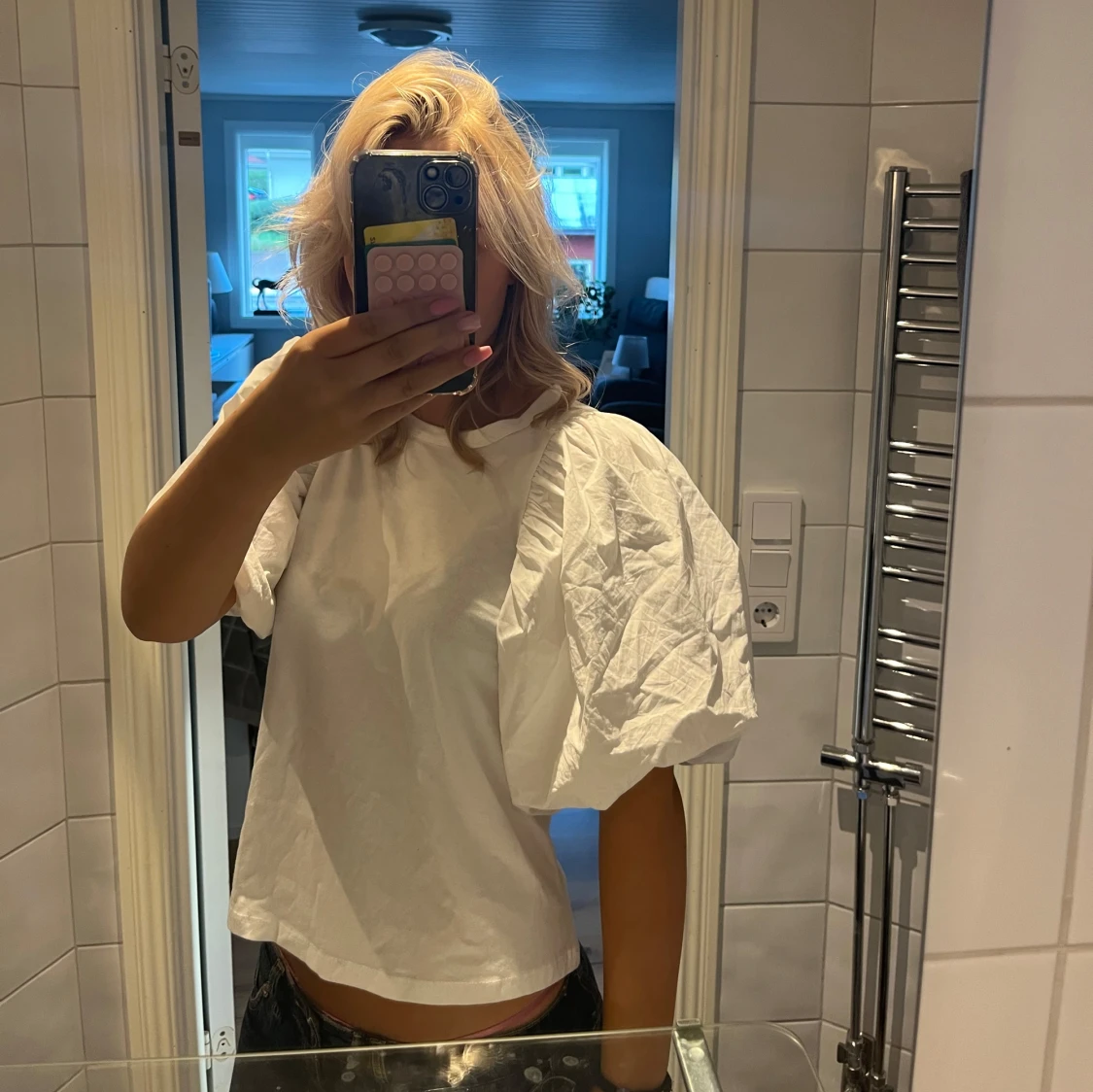 Vit blus med puffärmar från Love M - 1