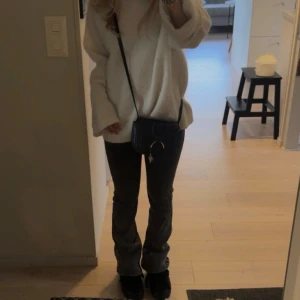 Mörkgrå bootcut jeans - Superfina bootcut jeans från Gina tricot! Dom är knappt använda och i suuuperbra skick💕