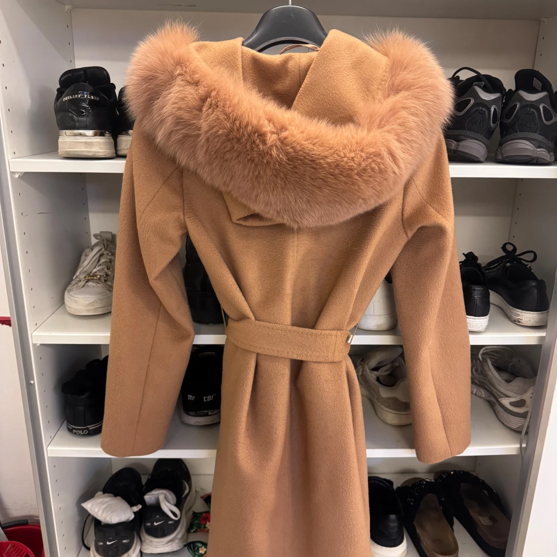 Beige kappa med päls och bälte - 1