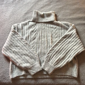 Mysig grå tjocktröja - En varm mysig tjocktröja i grått med mönster på framtida och ärmar. Passar perfekt nu till hösten. Säljer pga fel storlek. Pris kan diskuteras. Skriv för fler bilder. 