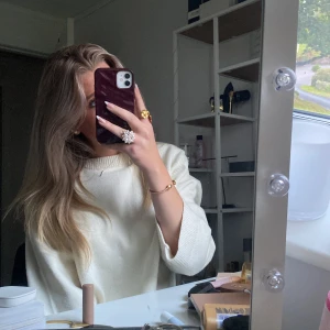 Vit stickad tröja från Gina Tricot - Säljer en vit stickad tröja från Gina Tricot i storlek L. Tröjan har en enkel och clean design med rund halsringning och långa ärmar. Perfekt för lager-på-lager och passar till allt. Supermjuk och skön att ha på sig! Passar troligen dig som har mellan S-L, har själv oftast S på kläder💞