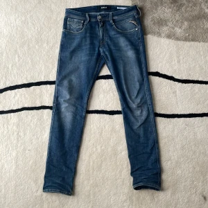 Replay Jeans - Jeans från Replay | Modell: Anbass vilket är slim fit - Storlek: 28/30 - Skick: 7/10 - Nypris: 1899kr - Mitt Pris: 499kr!
