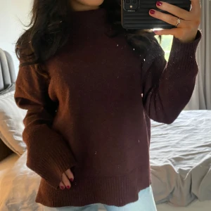 Stickad tröja  - Stickad tröja med halvpolo från kappahl i en fin burgundy färg, sparsamt använd 