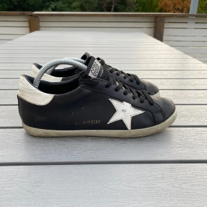 Golden Goose Superstar sneakers svart/vit - Säljer nu mina riktigt snygga golden goose sparsamt använda. Säljer billigare på grund en väldigt liten defekt på sulan