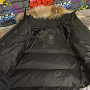 Canada goose jacka - En fet jacka dene helt ny inga defekter inga hål med påse för jackan och påse för päls fick den som present säljer den för ett bra pris. Skriv vid frågor